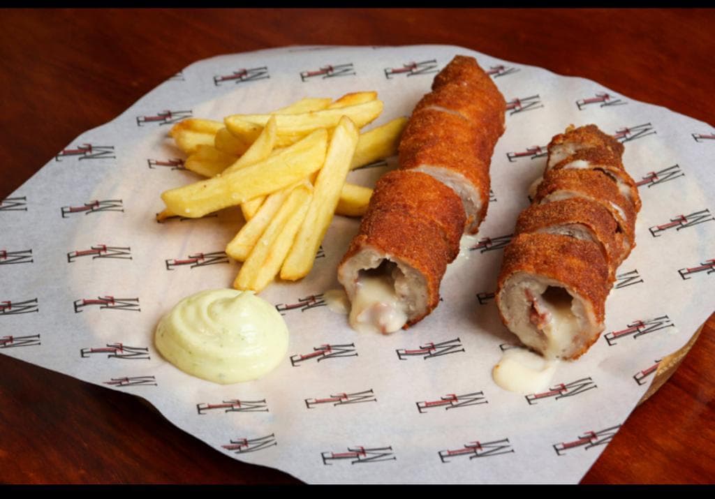 FLAMENQUIN RELLENO DE QUESO Y JAMON SERRANO