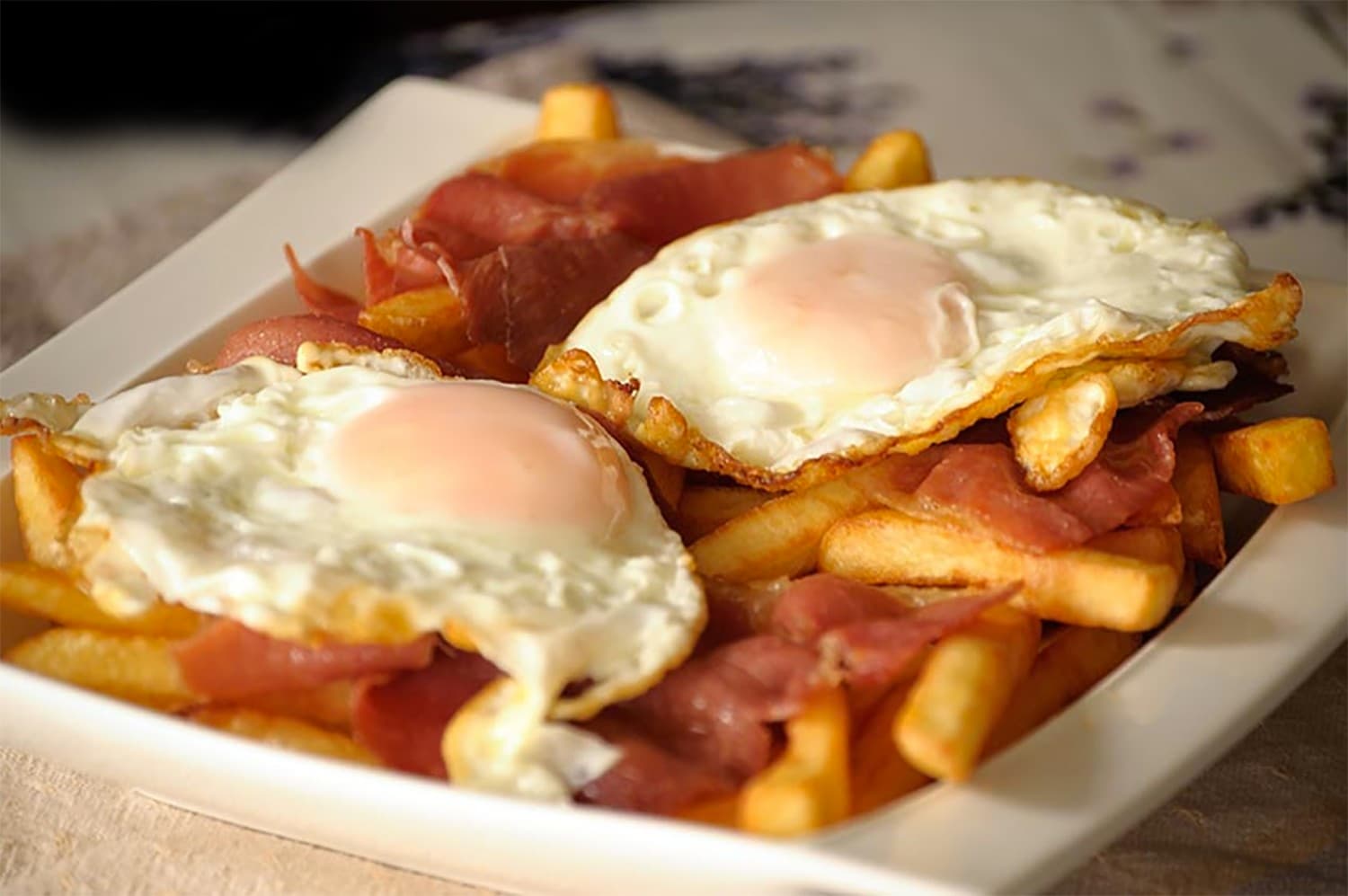 HUEVOS ESTRELLADOS CON JAMON